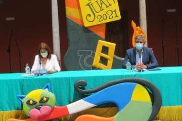 La alcaldesa Carmen Hernández y el concejal Servando Hernández durante la presentación del programa festivo/TA.